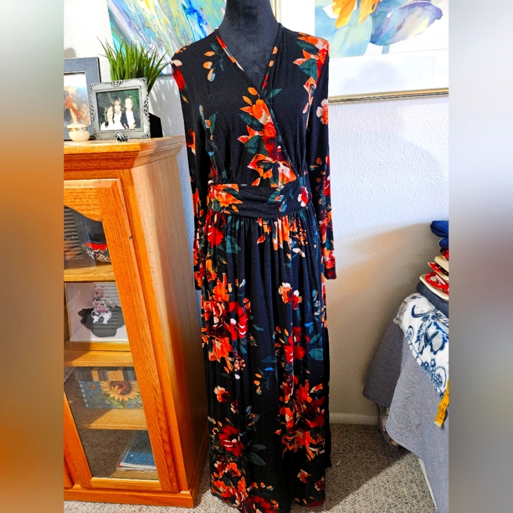 Long sleeved maxi dress. Size L